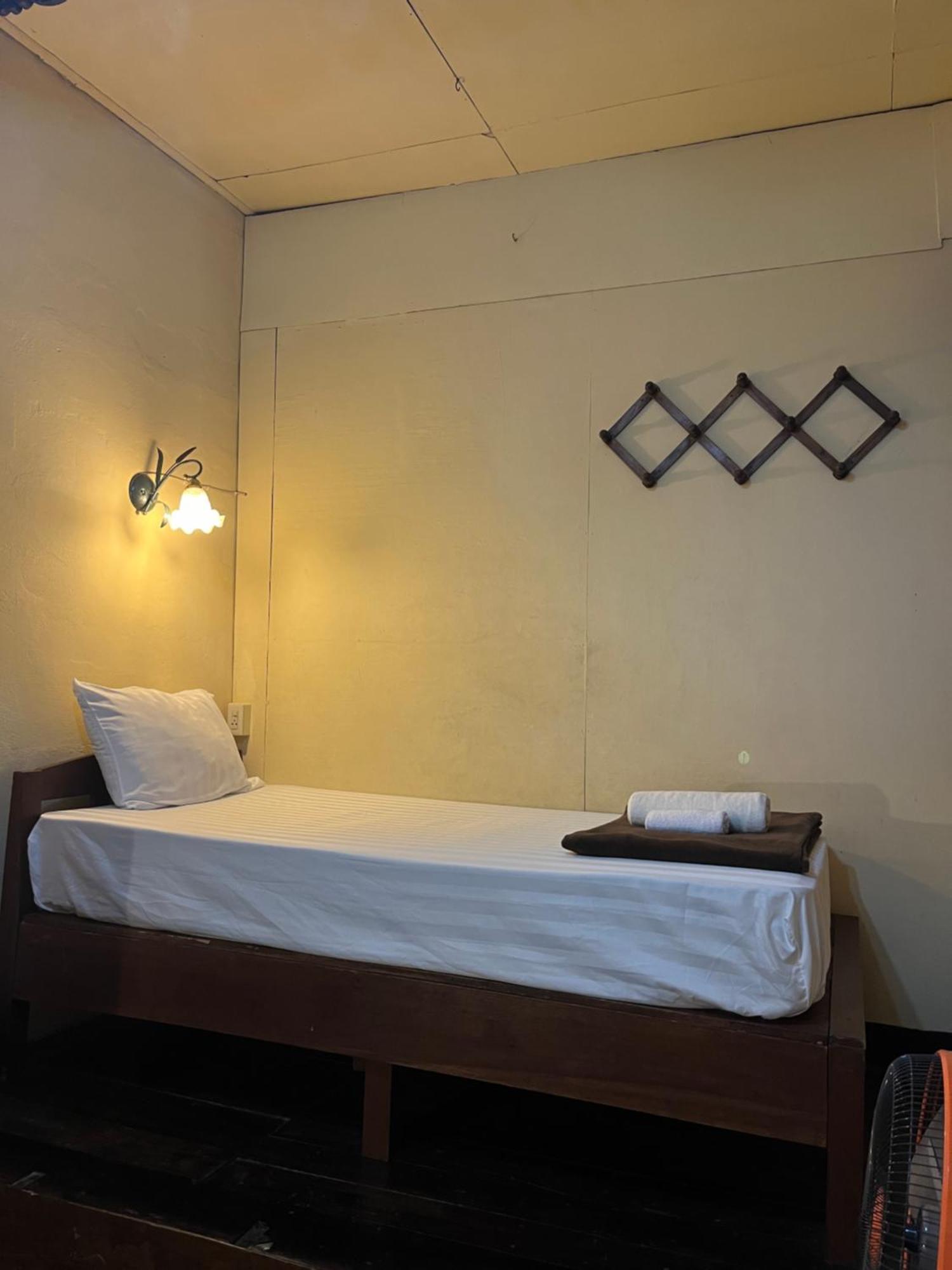 Tata Guesthouse Chiang Mai Exterior photo